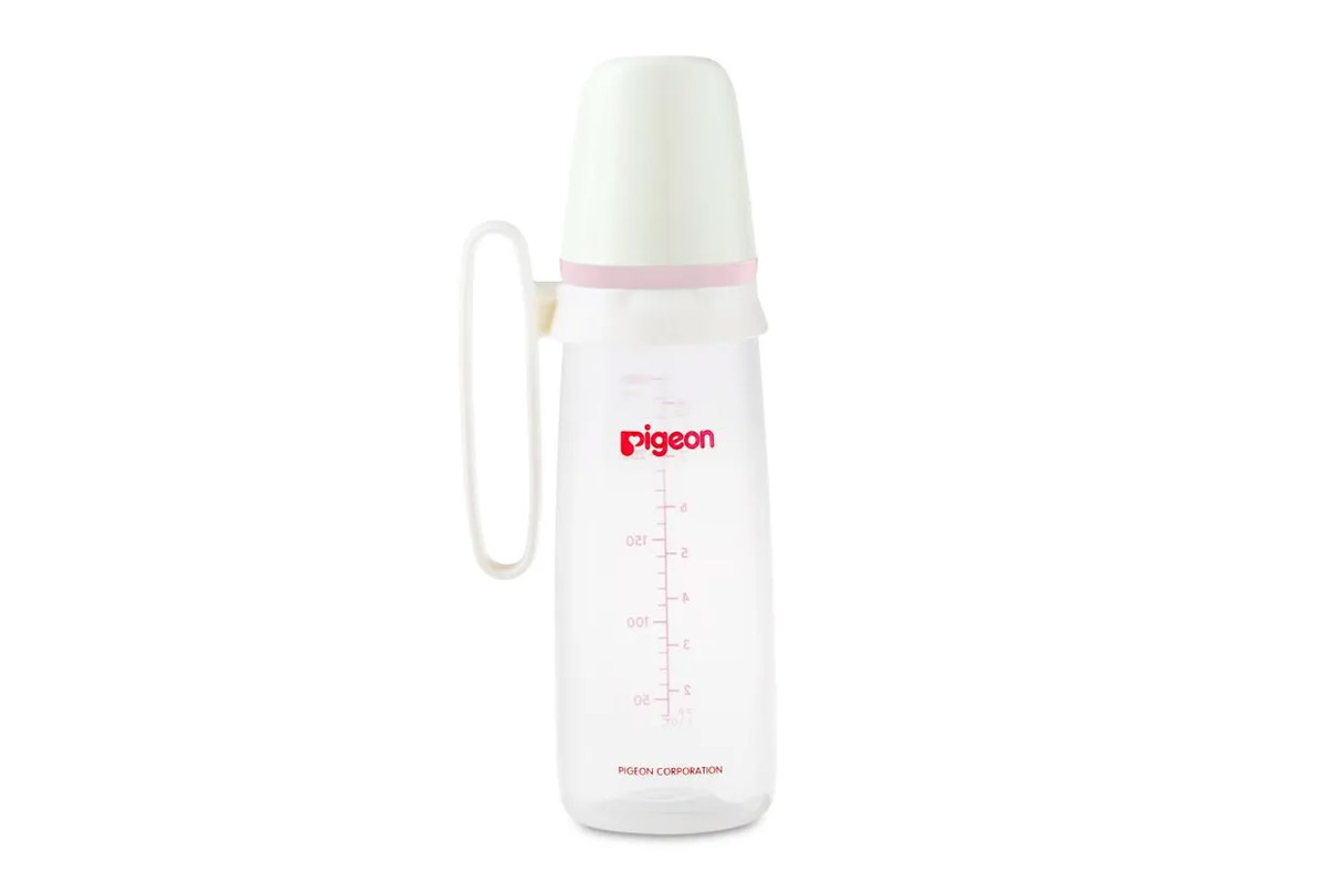 PIGEON FLEXIBLE PLASTIC BOTTLE WITH HANDLE 4 PLUS MONTHS WHITE AND PINK 240 ML - Life Care Apotek