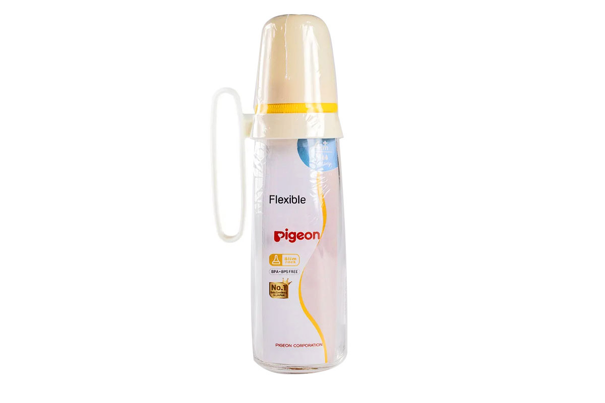 PIGEON FLEXIBLE PLASTIC BOTTLE WITH HANDLE 4 PLUS MONTHS WHITE AND YELLOW 240 ML - Life Care Apotek